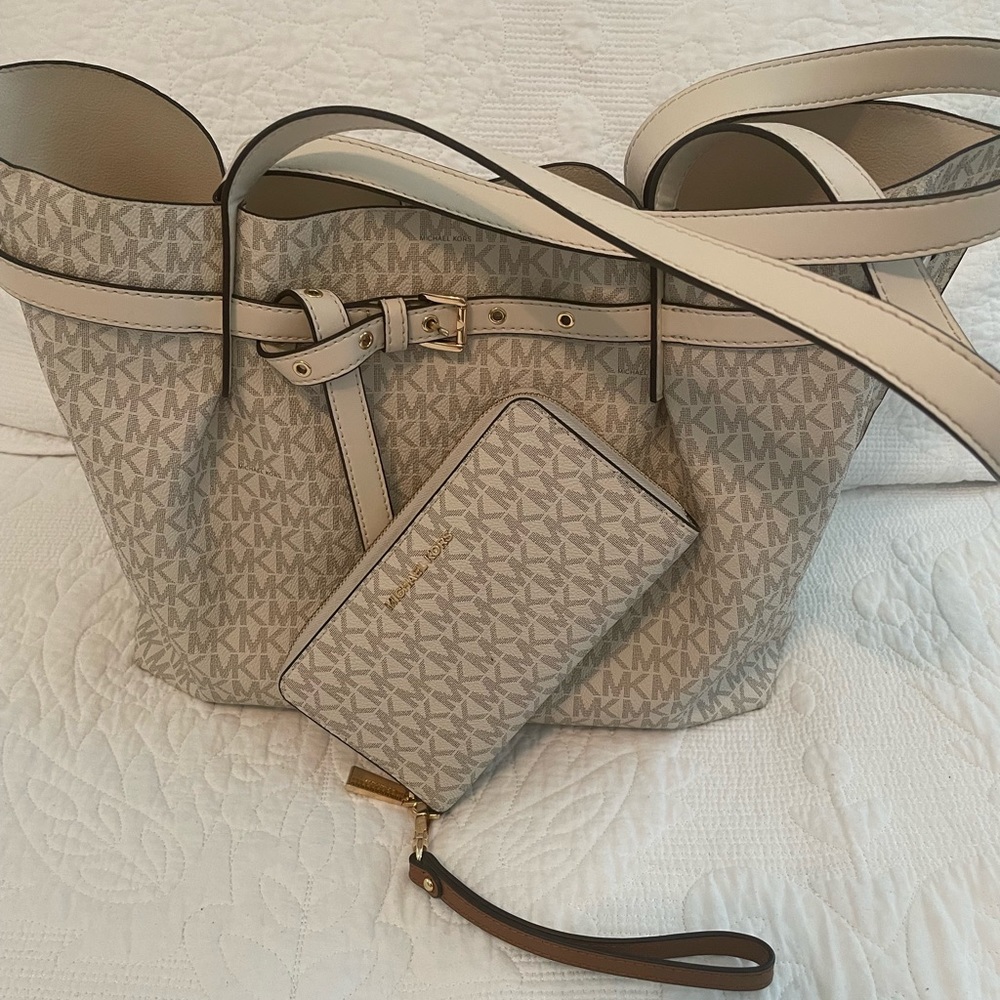 Michael Kors Tote with matching Wallet